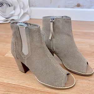 Toms Majorca Peep Toe Brown Taupe Suede Size 5 Zip Up Booties Boots Heels.